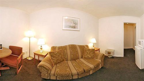 Rodeway Inn 우드브리지 외부 사진
