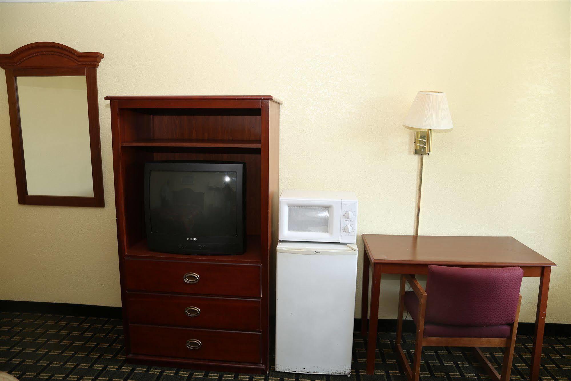 Rodeway Inn 우드브리지 외부 사진